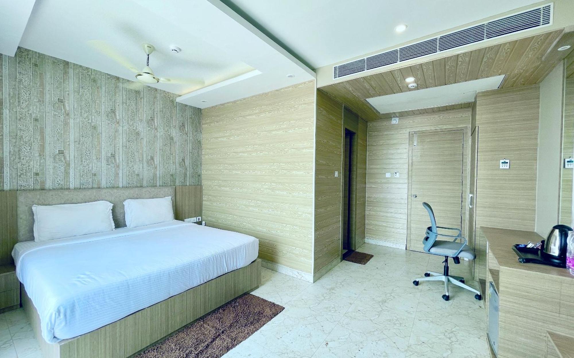 Hotel A Luxury - T - B - Near Sea And Temple - Fully Air Conditioned At Prime Location - Front And Near Temple - Hygiene & Spacious - With Wifi- Restaurant- Lift- And- Parking - In 3*