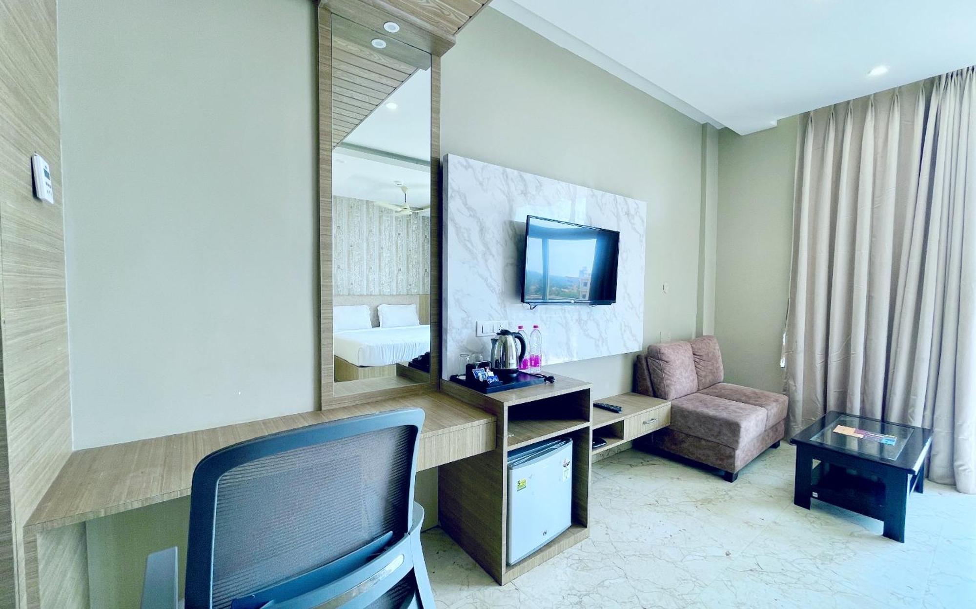 A Luxury - T - B - Near Sea And Temple - Fully Air Conditioned At Prime Location - Front And Near Temple - Hygiene & Spacious - With Wifi- Restaurant- Lift- And- Parking - In