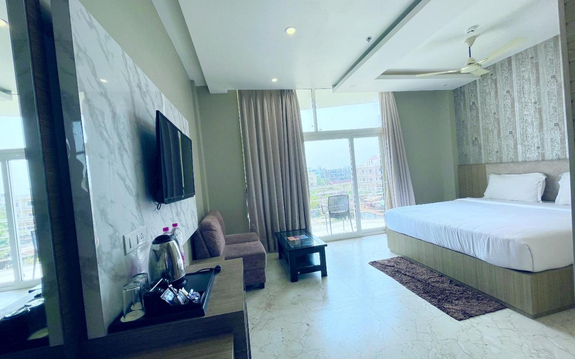 Hotel A Luxury - T - B - Near Sea And Temple - Fully Air Conditioned At Prime Location - Front And Near Temple - Hygiene & Spacious - With Wifi- Restaurant- Lift- And- Parking - In