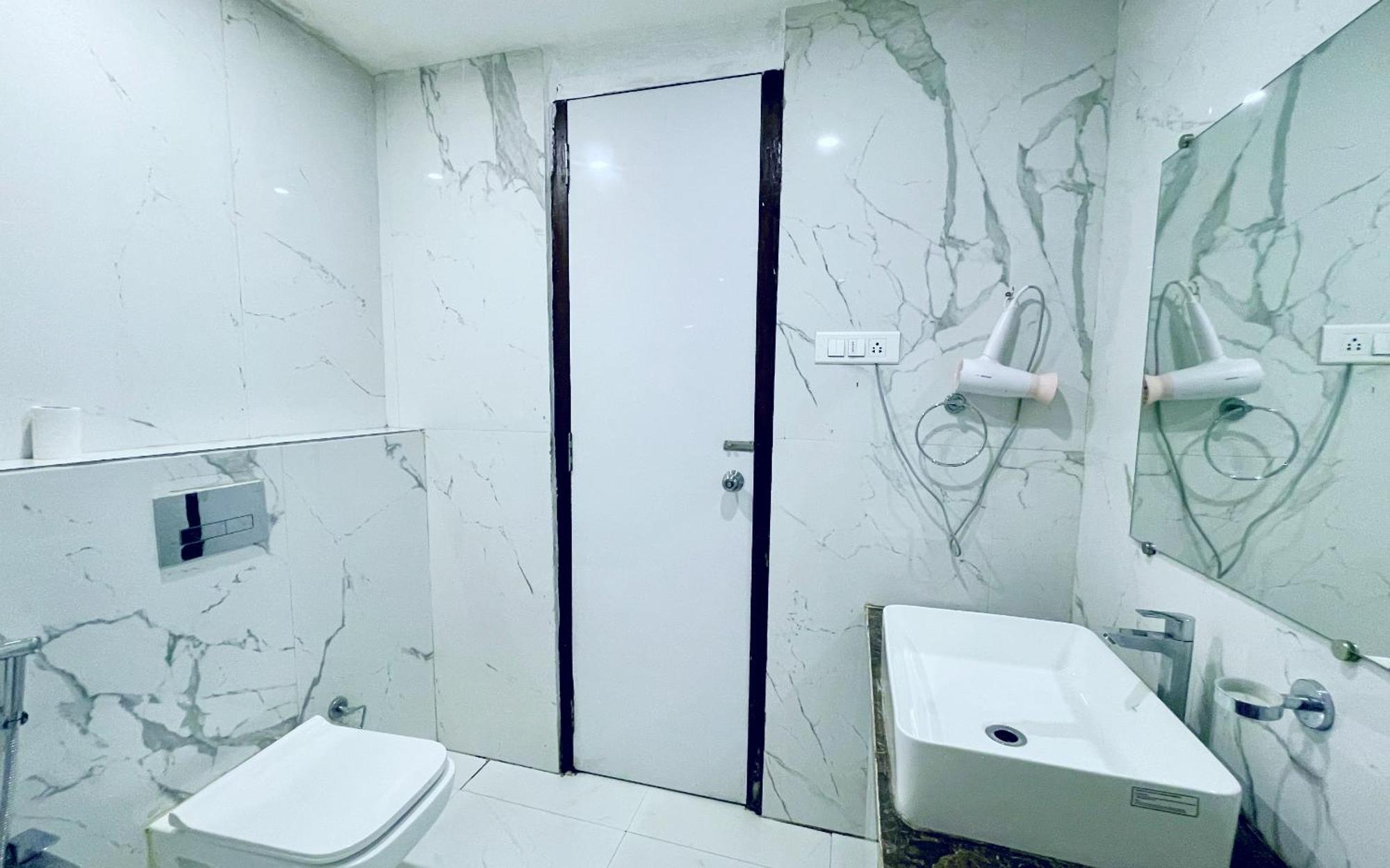Hotel A Luxury - T - B - Near Sea And Temple - Fully Air Conditioned At Prime Location - Front And Near Temple - Hygiene & Spacious - With Wifi- Restaurant- Lift- And- Parking - In