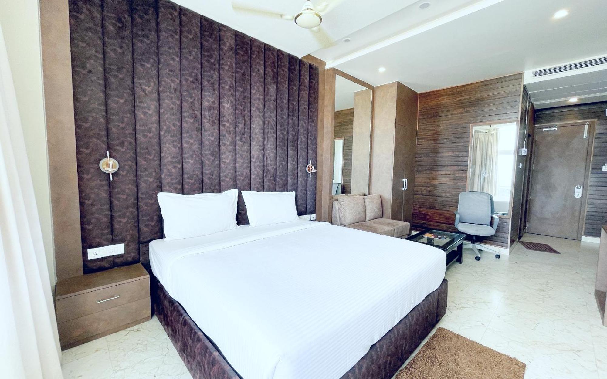Hotel A Luxury - T - B - Near Sea And Temple - Fully Air Conditioned At Prime Location - Front And Near Temple - Hygiene & Spacious - With Wifi- Restaurant- Lift- And- Parking - In 3*